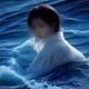 内容总监林晓雨在整理内容分类标签，桌面上摆放着写满分类体系的便利贴，表情专注认真